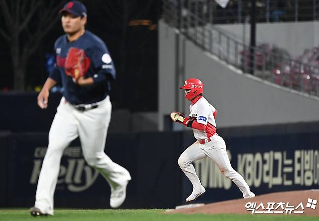 27일 오후 광주기아챔피언스필드에서 열린 '2024 신한 SOL Bank KBO리그' 롯데 자이언츠와 KIA 타이거즈의 경기, 4회말 1사 1루 KIA 박찬호가 롯데 나균안의 견제 실책때 2루로 진루하고 있다. 엑스포츠뉴스 DB