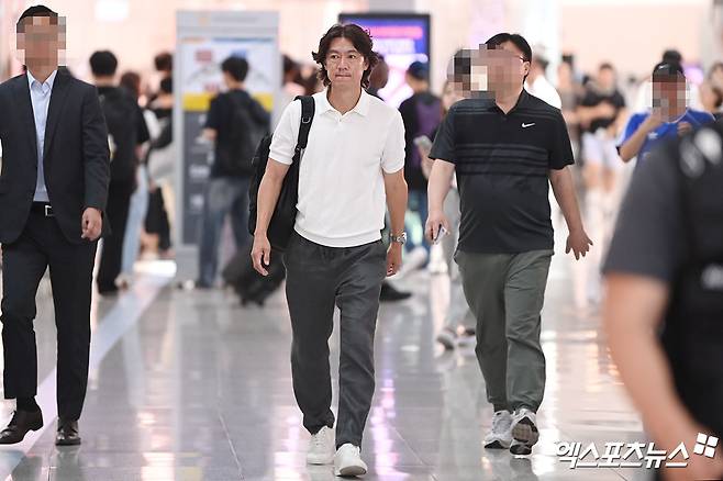 홍명보 대한민국 축구 국가대표팀 신임 감독이 동료 축구인들의 비판 의견에 대해 수용하면서도 '현장'에서 일하는 지도자임을 다시 한번 강조했다.   홍명보 대한민국 축구 국가대표팀 신임 감독이 15일 인천국제공항을 통해 유럽 코치진 면접을 위해 출국했다. 출국 전 인터뷰에서 홍 감독은 “지금 많은 분의 걱정과 기대, 충분히 이해는 하고 있습니다만 나는 내 인생의 마지막 도전에 많은 분들이 좀 응원해 주셨으면 감사하겠다”라고 응원을 부탁했다. 인천공항, 김한준 기자