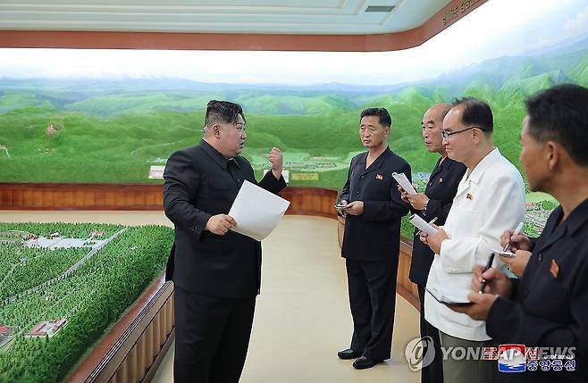 지난 11~12일 삼지연시 건설사업 현지지도하는 김정은 (평양 조선중앙통신=연합뉴스) 북한 김정은 국무위원장이 7월 11일과 12일에 걸쳐 이틀 동안 삼지연시 건설사업 전반을 현지지도 했다고 조선중앙통신이 14일 보도했다.  2024.7.14 
    [국내에서만 사용가능. 재배포 금지. For Use Only in the Republic of Korea. No Redistribution] nkphoto@yna.co.kr