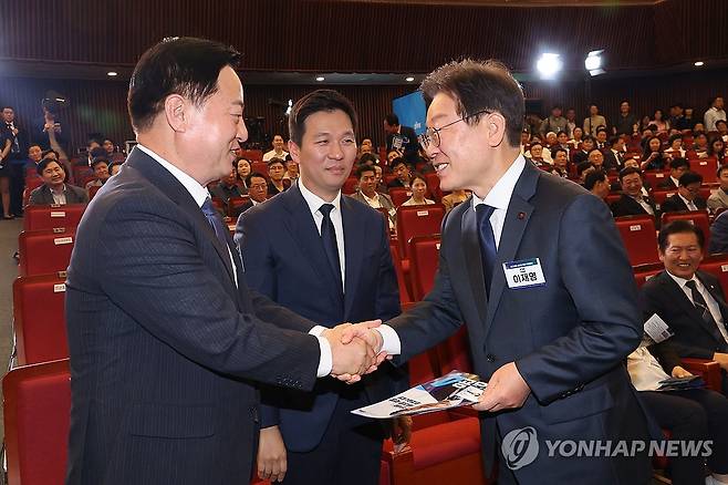 김두관 후보와 인사하는 이재명 후보 (서울=연합뉴스) 김주성 기자 = 14일 오후 서울 여의도 국회도서관 강당에서 열린 더불어민주당 8·18 전당대회 최고위원 선출을 위한 예비경선. 
    이재명·김두관(왼쪽), 김지수(가운데) 당 대표 후보들이 인사를 나누고 있다. 2024.7.14 utzza@yna.co.kr