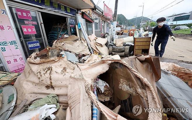 수해 복구 힘겨운 완주 중촌마을 (완주=연합뉴스) 나보배 기자 = 폭우가 지나간 이튿날인 11일, 수해 피해를 본 전북 완주군 운주면 중촌마을의 한 상가 앞에 집기가 가득 쌓여 있다. 2024.7.11 warm@yna.co.kr