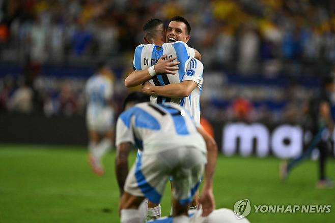 기뻐하는 앙헬 디마리아와 라우타로 마르티네스 [AFP=연합뉴스]