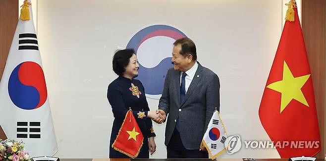 베트남 내무부 장관과 인사하는 이상민 장관 (서울=연합뉴스) 최재구 기자 = 이상민 행정안전부 장관이 15일 서울 종로구 정부서울청사에서 팜 티 타잉 짜 베트남 내무부 장관과 양자 면담에 앞서 인사를 나누고 있다. 2024.7.15 jjaeck9@yna.co.kr