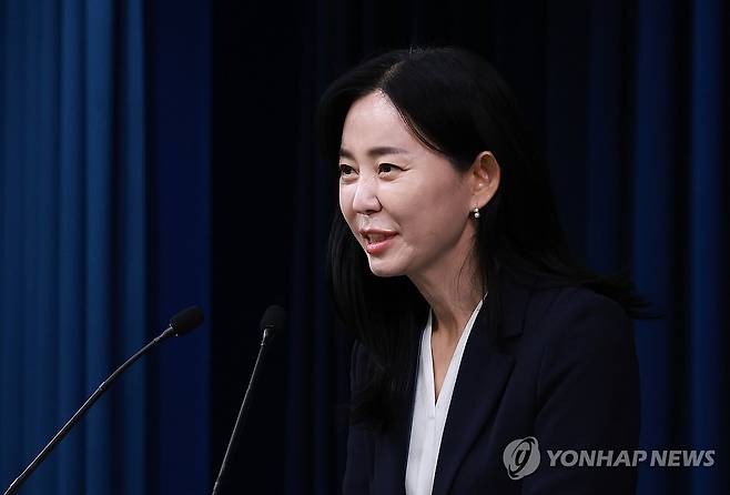 정혜전 신임 대통령실 대변인 내정 (서울=연합뉴스) 홍해인 기자 = 신임 대통령실 대변인에 내정된 정혜전 대통령실 홍보기획비서관실 선임행정관이 15일 서울 용산 대통령실 청사에서 열린 브리핑에 참석해 내정 소감을 말하고 있다. 2024.7.15 hihong@yna.co.kr