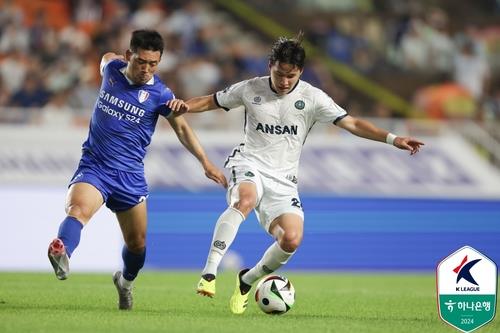 안산 그리너스전에서 뛰는 이기제(왼쪽) [한국프로축구연맹 제공. 재판매 및 DB금지]