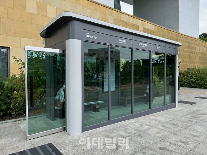 용인시가 병원 내방객들을 위해 용인세브란스병원 입구에 설치한 냉난방 시설을 갖춘 박스형태 버스승강장.(사진=용인시)