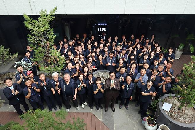 우원식 국회의장이 16일 국회 청소노동자들과 오찬 간담회를 진행한 후 기념사진을 찍고 있다. (사진=국회)