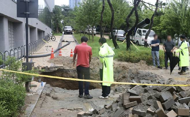 세종시 도심 아파트 인근 산책로 싱크홀 발생.(사진=연합뉴스)