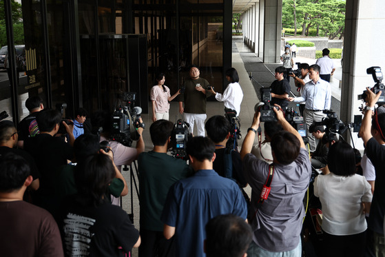 〈YONHAP PHOTO-6429〉 취재진 앞에 선 유투버 쯔양 협박 의혹 구제역   (서울=연합뉴스) 윤동진 기자 = 검찰이 유튜버 쯔양의 과거 이력을 폭로하겠다고 협박한 혐의를 받은 유튜버들에 대한 수사에 착수한 가운데 당사자 중 하나인 유튜버 구제역(이준희)이 15일 오후 서초구 서울중앙지검으로 자진 출석 후 입장을 밝히고 있다. 2024.7.15   mon@yna.co.kr/2024-07-15 14:46:04/ 〈저작권자 ⓒ 1980-2024 ㈜연합뉴스. 무단 전재 재배포 금지, AI 학습 및 활용 금지〉