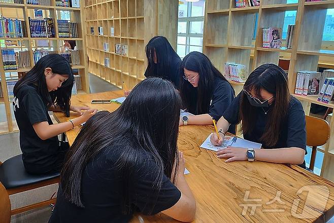 충북도교육청은 '손끝으로 한 권, 그대는 학생 작가' 책 출판 프로그램으로 학생들의 창의적 글쓰기를 지원한다.(충북교육청 제공)/뉴스1