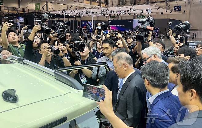 정의선 현대차그룹 회장이 27일 오후 부산 해운대구 벡스코에서 열린 부산모빌리티쇼 프레스데이에서 캐스퍼 일렉트릭을 살펴보고 있다. 2024.6.27/뉴스1 ⓒ News1 배지윤 기자