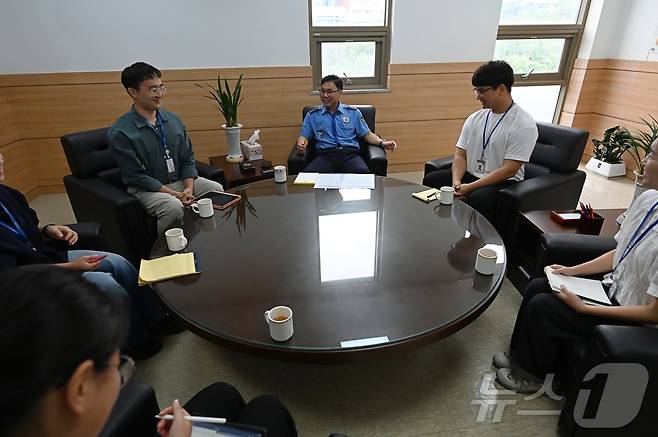 고성림 서귀포해양경찰서장이 16일 접견실에서 '청년인턴에게 듣는 해양경찰 조직문화'를 주제로 소통하는 시간을 갖고 있다.(서귀포해양경찰서 제공)2024.7.16/뉴스1