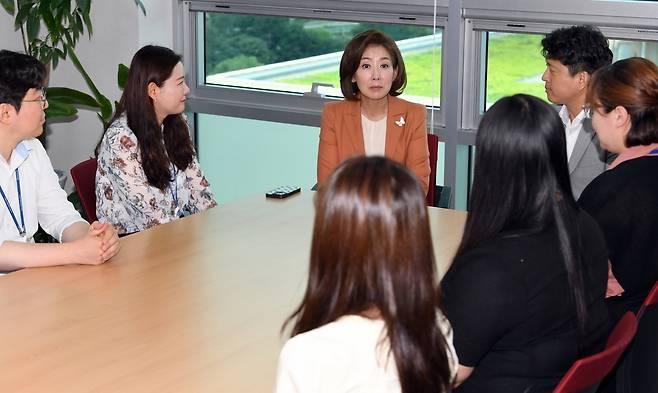 16일 나경원 국민의힘 당대표 후보(사진 가운데)가 국민의힘 보좌진과 간담회를 갖고 있다(나경원 캠프 제공)