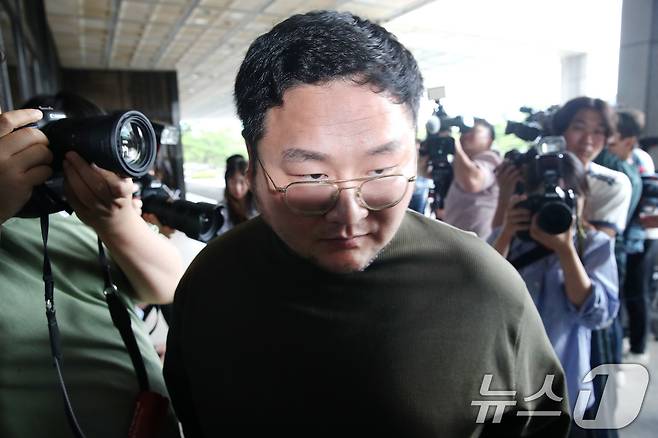 구독자 1000만여 명을 보유한 유튜버 쯔양(본명 박정원)의 과거를 폭로하겠다고 협박한 혐의로 고발당한 유튜버 구제역(본명 이준희)이 15일 오후 서울 서초구 서울중앙지검에 자진 출석하고 있다. 2024.7.15/뉴스1 ⓒ News1 임세영 기자