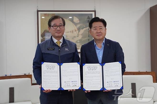 업무협약 후 기념 촬영 중인 한국항공우주산업(KAI) 강구영 사장(왼쪽),과 오영훈 제주측별자치도지사.(KAI 제공)