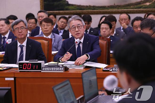 강호동 농업협동조합중앙회장이 16일 오전 서울 여의도 국회에서 열린 농림축산식품해양수산위원회 전체회의에 출석해 의원 질의에 답하고 있다. 2024.7.16/뉴스1 ⓒ News1 이광호 기자