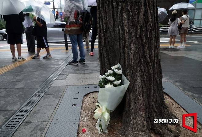1일 밤 서울 시청 근처에서 승용차가 교차로를 역주행하며 행인을 덮쳐 9명의 사망자를 낸 사고 현장 근처에 2일 아침 누군가가 국화꽃을 가져다 놓았다. 사진=허영한 기자 younghan@