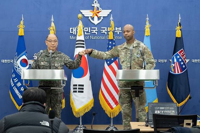 합참 공보실장 이성준 대령과 연합사·주한미군사·유엔사 공보실장 테일러 대령이 지난 2월 28일 서울 용산구 국방부 브리핑룸에서 한미 연합연습 '자유의 방패'(FS·프리덤실드) 브리핑 후 기념촬영을 하고 있다. /합동참모본부