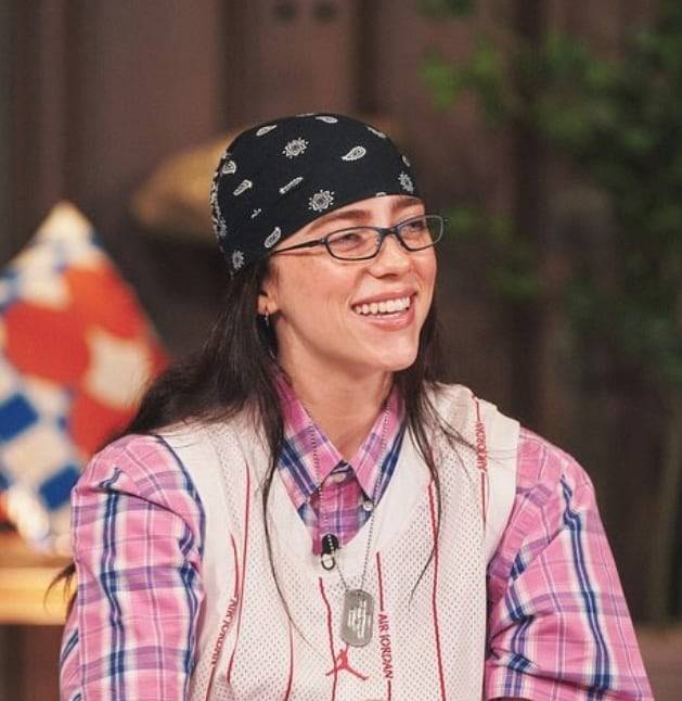 세 번째 정규 앨범 ‘히트 미 하드 앤드 소프트’ 홍보를 위해 방한한 빌리 아일리시는 90년대 힙합 스타일의 헤드 스카프룩을 보여주었다. @youquizontheblock