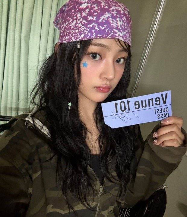 신곡 ‘하우 스위트(How Sweet)’와 함께 90년대 일본의 우라하라 패션을 보여주었던 뉴진스. 90년대 힙합풍의 헤드 스카프 룩을 보여 주었다. @newjeans_official