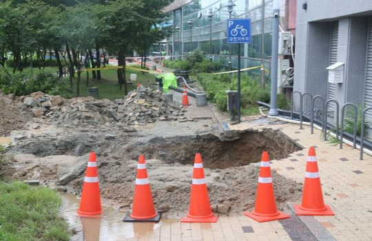 세종시 도심 아파트 인근 산책로 싱크홀 발생. 연합뉴스