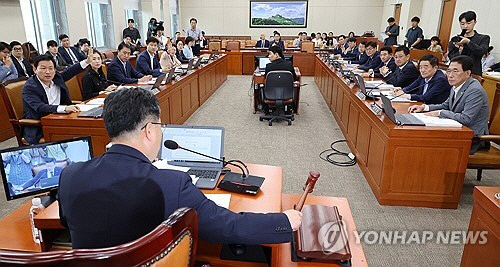 16일 오전 열린 국회 환경노동위원회 전체회의에서 더불어민주당 소속 안호영 위원장에게 국민의힘 김형동 간사와 임이자 의원 등이 의사진행과 관련해 항의하고 있다.  연합뉴스