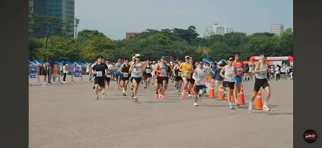Screenshot_20240716_010309_YouTube.jpg 나이키 샌들 신고 10km 단축 마라톤 뛴 유튜버의 기록.jpg