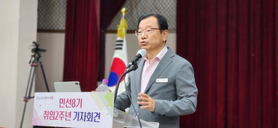 이현재 하남시장이 2일 하남시청에서 열린 민선 8기 2주년 기자회견에서 시정방향에 대해 설명하고 있다. /사진=노진균 기자