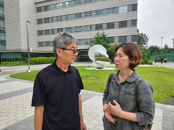 지난 12일 오전 서울동부지방법원에서 2020년 10월 쿠팡 칠곡물류센터에서 일하던 고 장덕준(27)씨 과로사 사건 관련 쿠팡풀필먼트서비스를 대상으로 한 손해배상소송청구 소송 재판이 진행된 가운데, 장씨 어머니 박미숙씨가 지난 5월 쿠팡 택배노동자로 일하다 숨진 고 정슬기(52)씨 아버지와 만나 대화를 나누고 있다. 김해정 기자