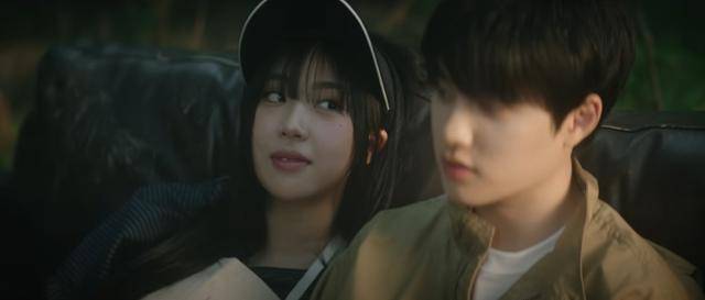 이영지 '스몰 걸' 뮤직비디오 중 한 장면. 그룹 엑소의 도경수가 함께 노래했고 뮤직비디오에도 출연했다. 실제로 도경수는 이영지보다 키가 작은 것으로 알려졌다. 뮤직비디오 캡처