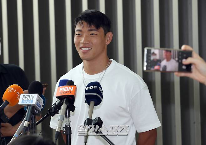 잉글랜드 프로축구 울버햄프턴 황희찬이 12일 오전 소속팀 합류를 위해 인천국제공항을 통해 영국 런던으로 출국하며 취재진들과 인터뷰하고 있다. 인천국제공항=정시종 기자 capa@edaily.co.kr /2023.07.12.