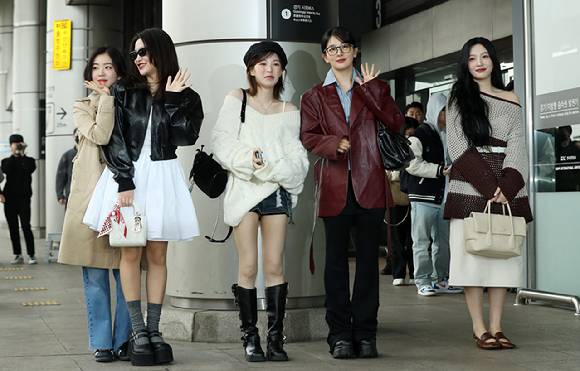 일본의 10~40대, 60대 이상의 여성이 '패션을 참고하는 나라'로 한국을 꼽았다. 사진은 그룹 레드벨벳이 'SMTOWN LIVE 2024 SMCU PALACE @TOKYO' 참석을 위해 20일 오전 서울 강서구 김포국제공항을 통해 일본 도쿄로 출국하고 있는 모습. [사진=뉴시스]