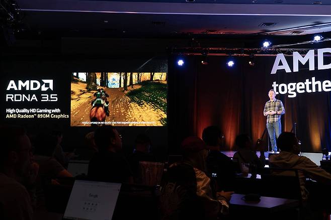 라이젠 AI 300 시리즈에 적용된 그래픽 처리장치 성능을 설명 중인 제이슨 반타 AMD 상무. / 출처=IT동아