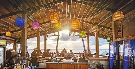 노을이 아름다운 건비치에 위치한 뷰 맛집인 더 비치 레스토랑&바