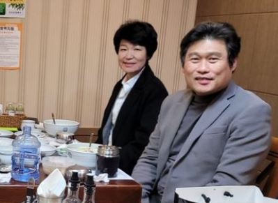 2021년 이진숙 방송통신위원장 후보자(왼쪽)와 사업가 표병관씨가 한 모임에서 함께 앉아 있다. 페이스북 캡쳐