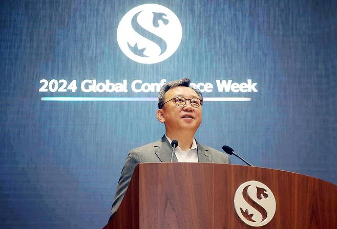 Shinhan Bank CEO Jung Sang-hyuk speaks during an opening ceremony of the bank's "Global Conference Week" held at the company headquarters in central Seoul on Monday. (Shinhan Bank)