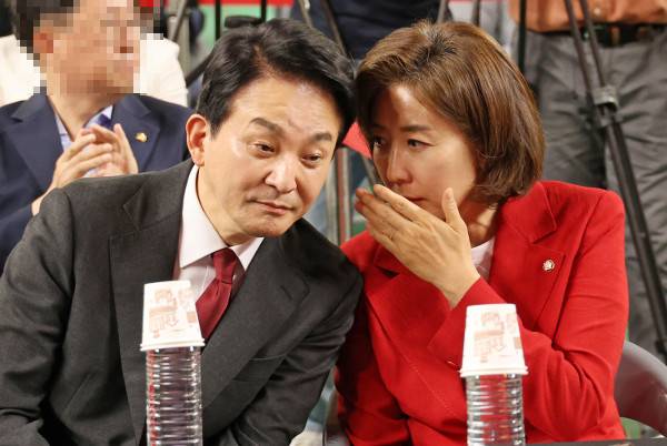 국민의힘 원희룡ㆍ나경원 당 대표 후보가 15일 오후 충남 천안 유관순체육관에서 열린 대전·세종·충북·충남 합동연설회에서 대화하고 있다. 연합뉴스