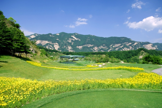 경기 포천시 몽베르CC가 북코스  페어웨이 잔디를 중지로 전면 교체해 오는 20일 새로운 모습으로 개장한다. 몽베르CC 쁘렝땅 9번홀 전경. 몽베르CC