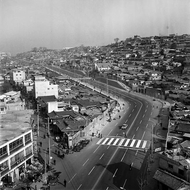 만리재 도로(1974년 12월 15일 촬영). 1974년 12월 만리동 고개와 마포구 공덕동 오거리를 잇는 신설도로가 개통됐다. [서울역사박물관]