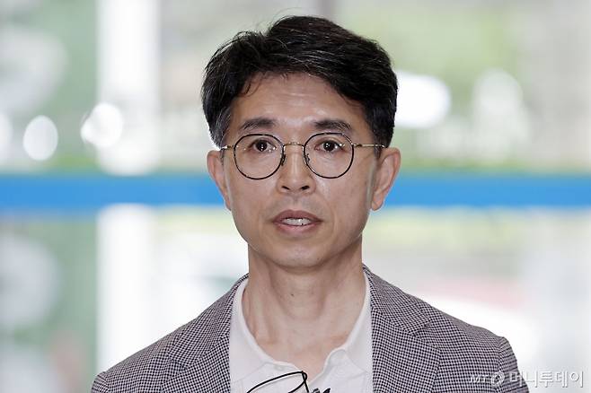 [서울=뉴시스] 최동준 기자 = 김완섭 환경부 장관 후보자가 5일 서울 영등포구 이룸센터에 마련된 인사청문회 준비 사무실로 출근하며 소감을 말하고 있다. 2024.07.05. photocdj@newsis.com /사진=최동준