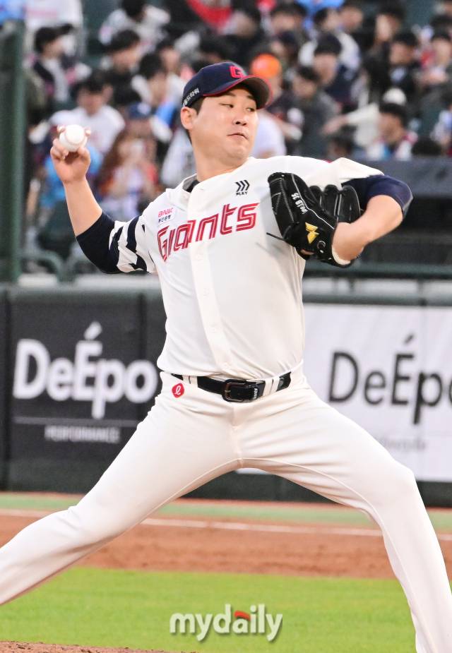 2024년 4월 24일 부산 사직야구장에서 진행된 '2024 신한 SOL 뱅크 KBO 리그' SSG-롯데의 경기. 롯데 선발 이인복이 역투를 펼치고 있다./마이데일리