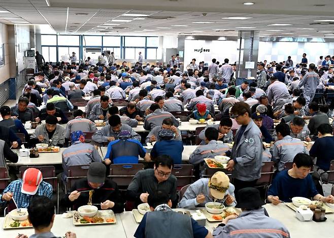 15일 초복을 맞아 HJ중공업 직원들이 회사에서 제공한 삼계탕을 먹고 있다. [사진=HJ중공업]