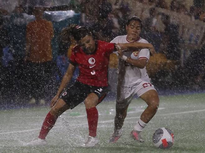 [서울=뉴시스] 홍콩 여자 축구 대표팀이 폭우 속에서 경기를 치러 안전이 우려된다는 목소리가 나온다. (사진=SCMP 보도 갈무리) *재판매 및 DB 금지