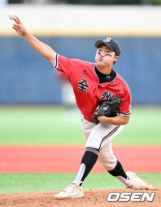 [OSEN=목동, 민경훈 기자] 16일 오후 서울 목동구장에서 제79회 청룡기 전국고교야구선수권대회 겸 주말리그 왕중왕전 전주고와 마산용마고 결승전이 진행됐다.전주고는 이번이 첫 청룡기 결승 진출, 마산용마고는 44년 만에 다시 맞는 청룡기 결승이다.전주고 에이스 정우주가 1회말 1사 만루 위기에 구원 등판해 투구하고 있다.&nbsp; 2024.07.16  / rumi@osen.co.kr