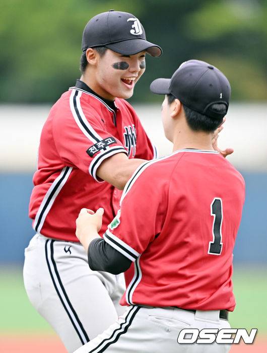 [OSEN=목동, 민경훈 기자] 16일 오후 서울 목동구장에서 제79회 청룡기 전국고교야구선수권대회 겸 주말리그 왕중왕전 전주고와 마산용마고 결승전이 진행됐다.전주고는 이번이 첫 청룡기 결승 진출, 마산용마고는 44년 만에 다시 맞는 청룡기 결승이다.전주고 에이스 정우주가 1회말 1사 만루 위기에 구원 등판해 무실점으로 이닝을 마친 후 환호하고 있다.&nbsp; 2024.07.16  /