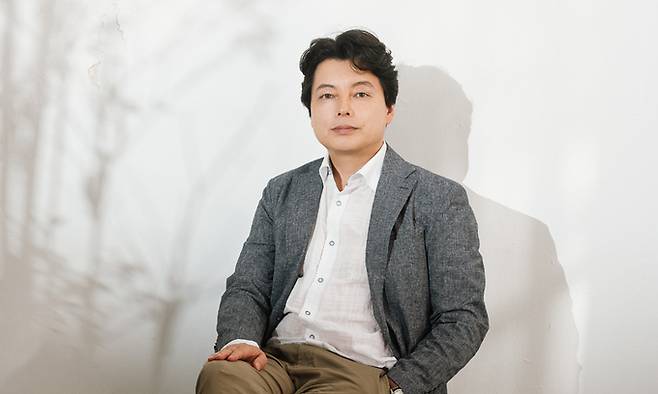 향토적인 생명력을 발산해온 소설가 전성태가 다섯 번째 소설집을 펴냈다. 그는 “작가란 단 한 편을 남기는 과정이 아니고, 실패 같은 것을 해가며 작품을 쓰면서 한 사람으로 살아가는 것”이라고 말한다. 작가 제공