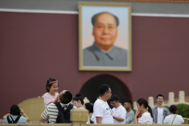 관광객들이 15일 중국 베이징 천안문 광장에 있는 마오쩌둥 전 중국 국가주석 초상화 앞을 지나가고 있다. EPA연합