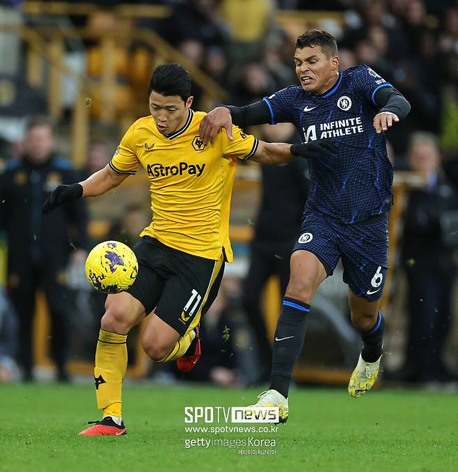 ▲ 올시즌 프리미어리그 29경기 12골 4도움을 기록했다. 역대 한국인 프리미어리그 득점 2위와 개인 커리어하이를 찍은 뒤 인천공항에서 취재진과 만나 "프리미어리그에서 12골을 넣었다. 나쁘지 않았다고 생각한다. 자신감을 얻었고 더 잘하고 싶다는 동기부여를 얻었다. 박지성은 프리미어리그 진출 꿈을 꾸게 해준 분이고 국가대표를 꿈꾸게 해줬다. 그런 분 기록을 넘을 수 있어 영광"이라고 말했다. 한국에서 휴식한 뒤 유럽으로 돌아갔는데 울버햄튼 프런트에 마르세유로 이적하고 싶다는 뜻을 전달했다. 이적설이 돌면 프리시즌엔 이탈리아 세리에A 승격 팀 코모에 인종차별적 발언까지 들었다