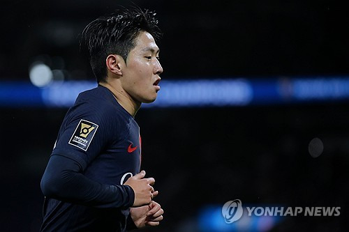 PSG(파리 생제르맹)이 이강인 영입을 원하는 클럽으로부터 거액의 이적료를 제안받았으나 이를 거절한 것으로 알려졌다. 익명의 프리미어리그(PL) 클럽이 이강인을 영입하기 위해 PSG에 한화 1000억이 넘는 제안을 건넸음에도 PSG가 이를 받아들이지 않은 것이다. 그러나 일각에서는 최근 PSG가 나폴리의 공격수 빅터 오시멘을 영입하기 위해 이강인을 협상 카드 중 하나로 포함시켰다는 보도를 두고 이번 소식이 흔히 말하는 언론 플레이일 수 있다는 추측도 나오는 중이다. 앞서 이탈리아 이적시장 전문가 잔루카 디 마르지오가 이를 보도한 바 있다. 사진 연합뉴스