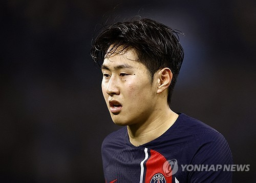 PSG(파리 생제르맹)이 이강인 영입을 원하는 클럽으로부터 거액의 이적료를 제안받았으나 이를 거절한 것으로 알려졌다. 익명의 프리미어리그(PL) 클럽이 이강인을 영입하기 위해 PSG에 한화 1000억이 넘는 제안을 건넸음에도 PSG가 이를 받아들이지 않은 것이다. 그러나 일각에서는 최근 PSG가 나폴리의 공격수 빅터 오시멘을 영입하기 위해 이강인을 협상 카드 중 하나로 포함시켰다는 보도를 두고 이번 소식이 흔히 말하는 언론 플레이일 수 있다는 추측도 나오는 중이다. 앞서 이탈리아 이적시장 전문가 잔루카 디 마르지오가 이를 보도한 바 있다. 사진 연합뉴스